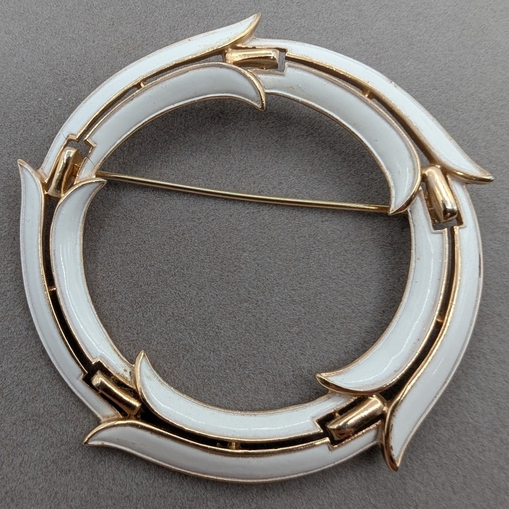 Trifari Vintage White Enamel Gold Tone Wreath‎ Brooch Round Designer Pin 2 Inch